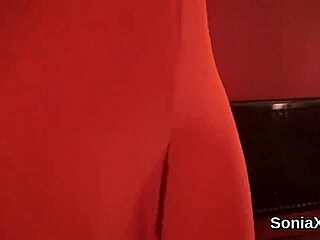 Sonia, that unfaithful British mature lady, shows her heavy boobs!