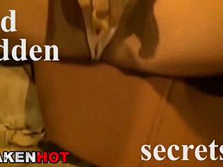 Ayesax shows her body provocatively at the park