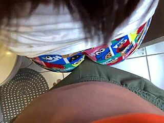 Mi hermanastro me culea en el baño rico