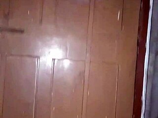 18 साल का भारतीय लड़का लॉकडाउन सेल्फी में अपना विशाल लंड दिखाता है