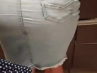 स्कर्टहाउस क्लारा को टाइट जींस स्कर्ट में चोद रहा है 😍