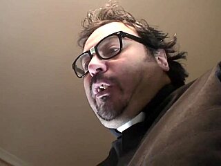 Padre estoy pose�da el monaguillo saca ese demonio a pollazos