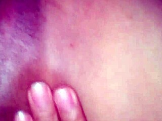 Amateur video showing vagina in casual setting 😊