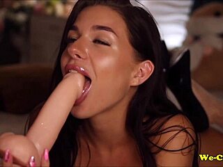 Girl Toys Ass in Doggy Style Webcam