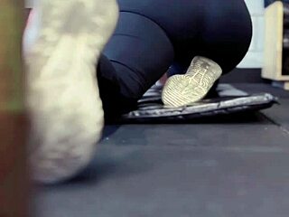 treinando na minha academia fiquei toda molhadinha escorreu nas minhas pernas em publico