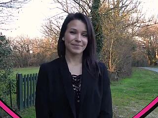 Mélia wants to have fun with the guy