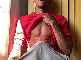 i saw dis ebony babe gettin a handjob and cumshot from oberon da well hung guy