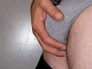 Amateur shows off phat ass outdoor