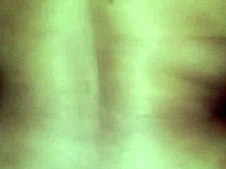 Dando a buceta pro comedor 😘