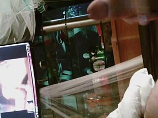 Watch this solo wank session, does it turn you on?