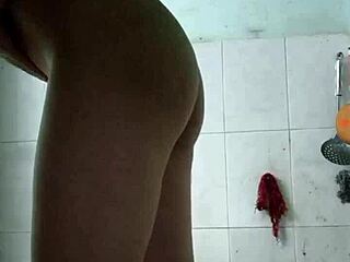 teen girl masturbates in this part