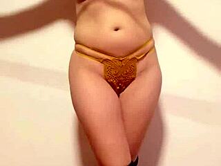 मेरी छोटी 18+ नेचुरल छाती पर ब्रा फट रही है।