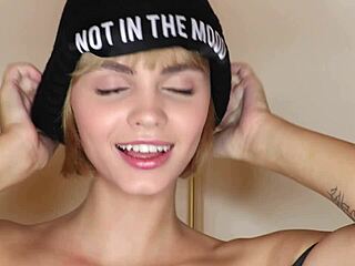 Mulher se masturbando e gozando gostoso