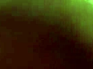 उसे वह मुंह से चूसना दे रही जो उसे चाहिए, ठीक?