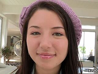 डेजी समर्स मोटे लंड को जोरदार टैकल करती है