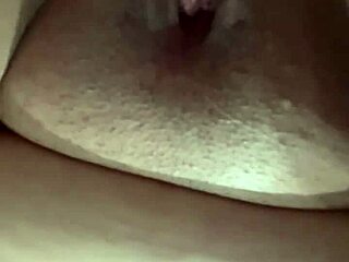 Valeriavida's passionate solo performance and sensual fingering