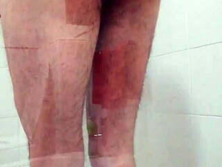 i'm in the doccia with my gay friend, amateurs having fun together.