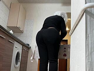 The Wide Hips of the Old Stepmom Aroused for Anal