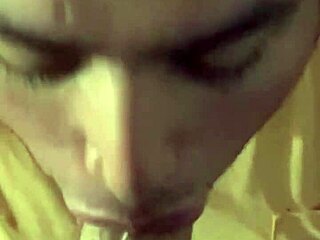 मैं इस हॉट क्लिप में डिक चूसना पसंद करती हूं