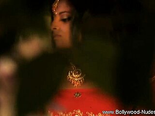 A Seductive Indian To Seduce Man With Dancing