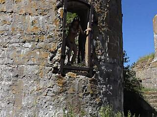 अह्ह, नंगी शूट एबैंडंड टॉटनलेबेन मिलिटरी बेस पर... पागल!