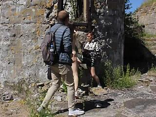 अह्ह, नंगी शूट एबैंडंड टॉटनलेबेन मिलिटरी बेस पर... पागल!