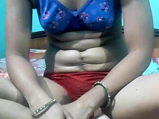Kavita strips on webcam, hot show from an Indian MILF