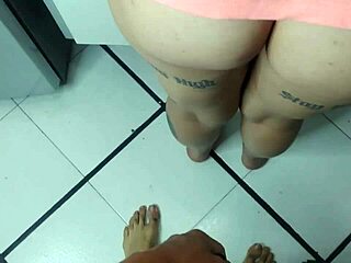 Me manosea en la cocina para follarme