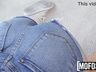 छोटी लातीना टीन 18+ सर्विस गाय को जोर से चोदती है