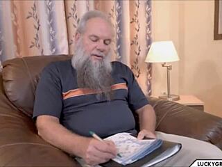 coroa dá trato na novinha gostosa para ereções fortes