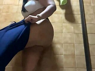Umm, caught nurse’s huge ass in consultorio bath... damn, so thicc!