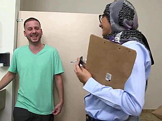 Mia Khalifa's hilarious handjob bloopers with Tony Rubino
