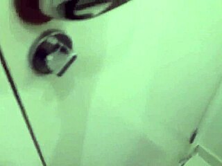 Alone at home, I have a strong desire and I am chatting with my friend on WhatsApp