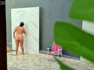 Flagrei minha vizinha gostosa tomando uma ducha no quintal depois de curtir uma praia