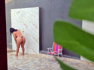 Flagrei minha vizinha gostosa tomando uma ducha no quintal depois de curtir uma praia
