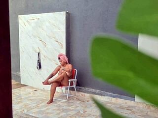 Flagrei minha vizinha gostosa tomando uma ducha no quintal depois de curtir uma praia