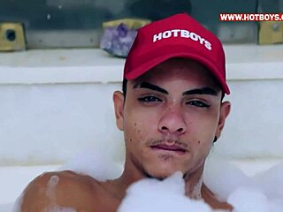 Fodendo o Novinho Gostoso na Banheira de Casa