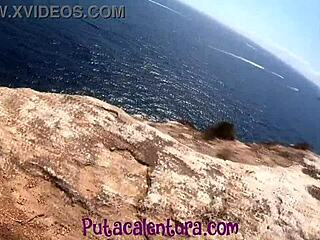 हॉट जर्मन विजिट आउटडोर फिंगरिंग फन में बदल जाती है। स्किनी बेब नैचुरल टिट प्ले का मजा लेती है!