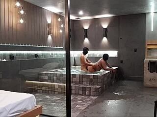 Tava na banheira e rolou aquele sexo selvagem morena não aguentou minha rola 😈