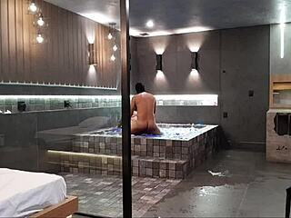 Tava na banheira e rolou aquele sexo selvagem morena não aguentou minha rola 😈