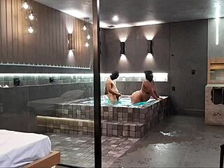 Tava na banheira e rolou aquele sexo selvagem morena não aguentou minha rola 😈