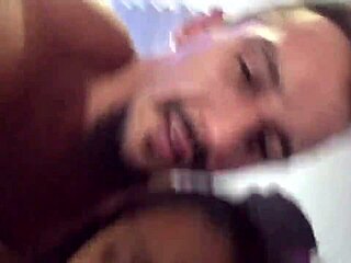 बालों वाली मिल्फ को रॉ हैंडजॉब और मुँह में कमशॉट मिलता है। जैस्मिन सैंटाना सब निगलती है जबकि फिल्मिंग!