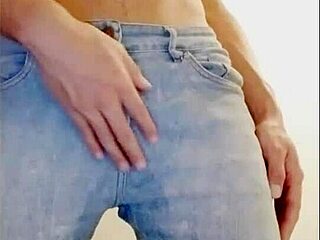 बस्टी मिल्फ टीने को अच्छी तरह से चोदना सिखाती है!