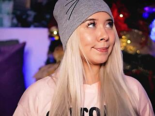 College Girl With Big Butt Teases Online For Cash