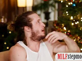 Milf and her teen stepdaughter are sharing this big cock in a hot threesome 😈