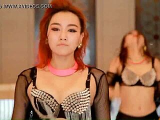 Yo, check this awesome European jazz dance by锦舞团! 💃