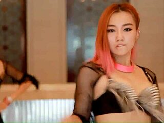 Yo, check this awesome European jazz dance by锦舞团! 💃