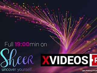 एम्बर टाकेमी, 19 साल की एशियन स्टूडेंट, होटल में अपने गैंड में फ्रूट्स स्टफ करती है