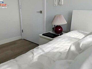 बड़ी छातियों वाली स्टीपमॉम स्टीप सन को छूने के लिए लुभा रही है