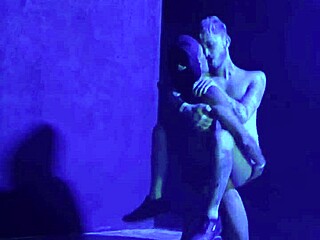 threesome in smoking area of club 😏